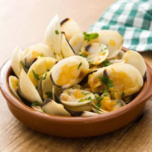 Almejas a la Marinera (Spanish-Style Clams)